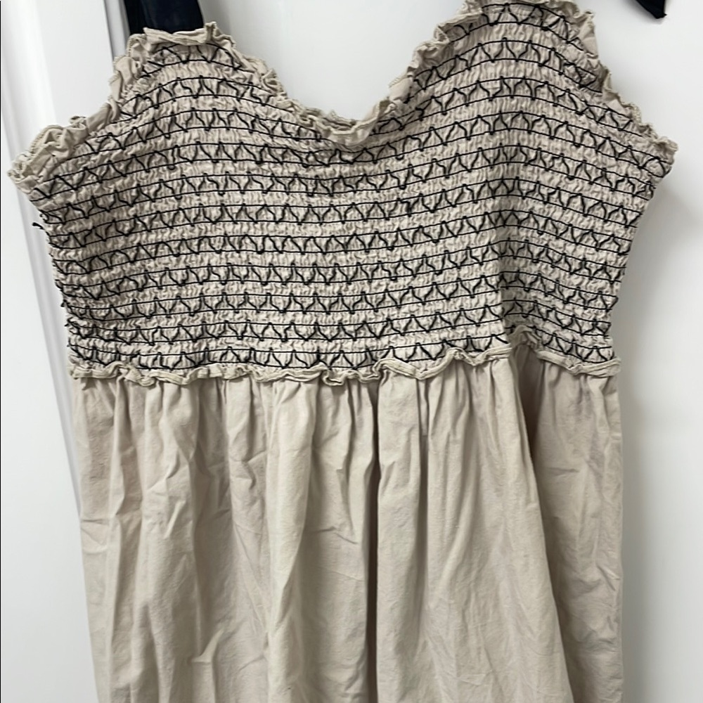 😁Charming Beige  Dress with Black Accents - Picture 2 of 5